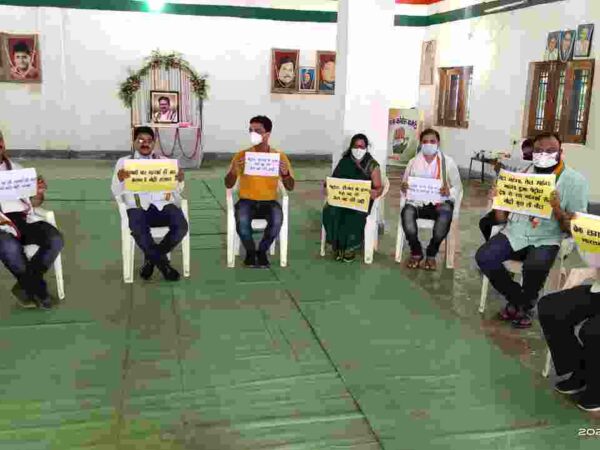 जिला कांग्रेस शहर में केंद्र सरकार द्वारा बढ़ती महंगाई के विरोध में एक दिवसीय वर्चुअल धरना प्रदर्शन किया