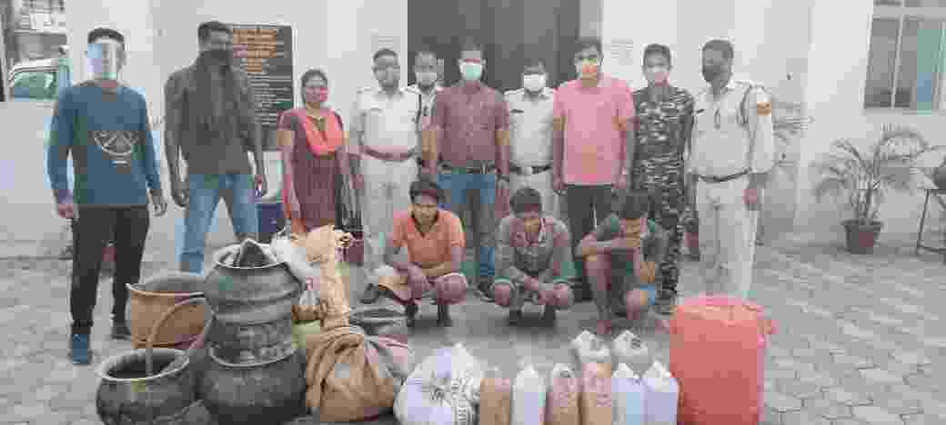 रायगढ़: जिले में पुलिस का कहर जारी अवैध शराब के 14 मामलों में 347 लीटर महुआ शराब जप्त…