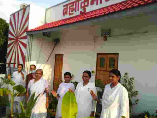 हेमू नगर ब्रम्हाकुमारी बहनों के द्वारा वृक्षारोपण
