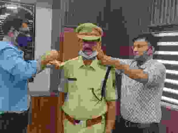 बस्तर के 2 अधिकारियों का हुआ पदौन्नति बस्तर एसपी व एएसपी ने कंधे पर स्टार लगाकर किया सम्मानित