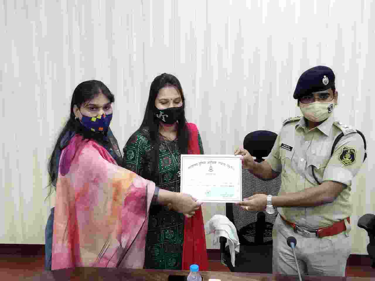 “पुलिस हेल्प डेस्क” के जरिए जरूरतमंदों की मदद के लिए आगे आए नागरिकों को प्रशस्ति पत्र देकर पुलिस अधीक्षक किये सम्मानित…..