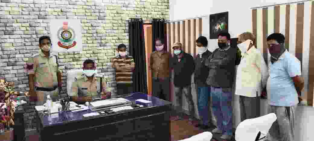 रायगढ़ : शहर के बीच जुआ खेल रहे जुआरियों पर कोतवाली पुलिस की रेड