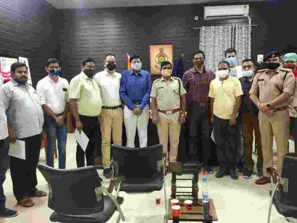 रायगढ़ प्रेस क्लब के सदस्यों एवं अन्य उपस्थित पत्रकारों का पुलिस अधीक्षक ने किया सम्मान