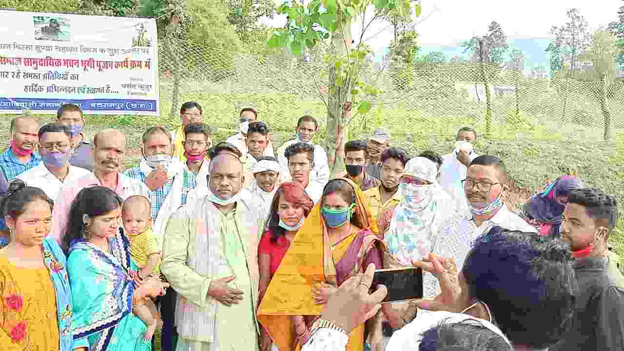सर्व आदिवासी समाज सामुदायिक भवन का भूमिपूजन  विधायक बृहस्पति सिंह के हाथों