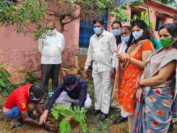 वनांचल ग्राम मल्दामाल में विधायक के साथ एसडीएम बी एस मरकाम और डिप्टी कलेक्टर डाॅ स्निग्धा तिवारी ने लगाए पौधे