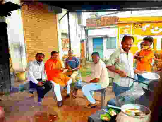 जशपुर विधायक धूस्का रोटी का आनंद लेते दिखे चौपाटी में