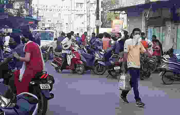 2 महीने बाद अनलॉक हुआ बाजार, सावधानी अब भी जरूरी-कोविड अनुरूप व्यवहार को अमल में लाने को अभी सख्त जरूरत-: सीएमएचओ डॉ केसरी