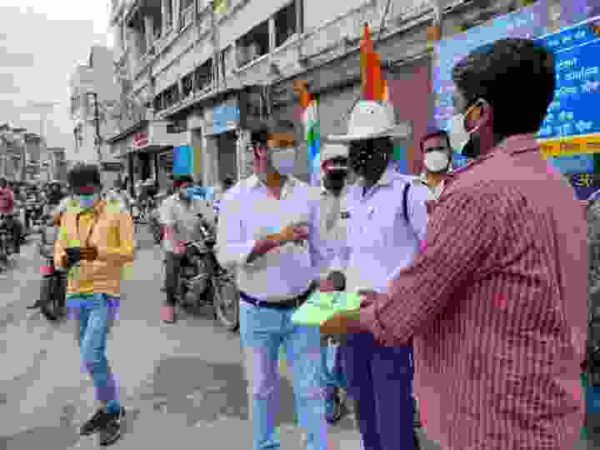 रायगढ़ एनएसयूआई ने राकेश पाण्डेय व कार्यकारी अध्यक्ष आरिफ हुसैन के नेतृत्व में कोरोना फ्रंट लाइन वर्कर्स को बांटा गया छाता व रेनकोट