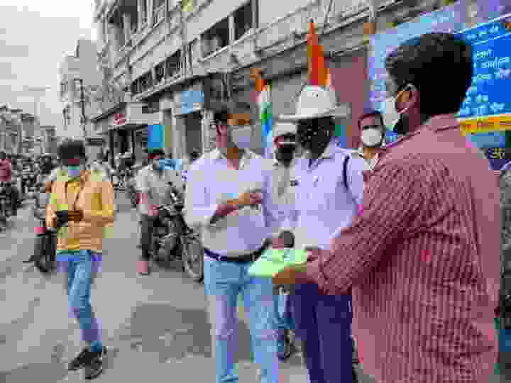 रायगढ़ एनएसयूआई ने राकेश पाण्डेय व कार्यकारी अध्यक्ष आरिफ हुसैन के नेतृत्व में कोरोना फ्रंट लाइन वर्कर्स को बांटा गया छाता व रेनकोट