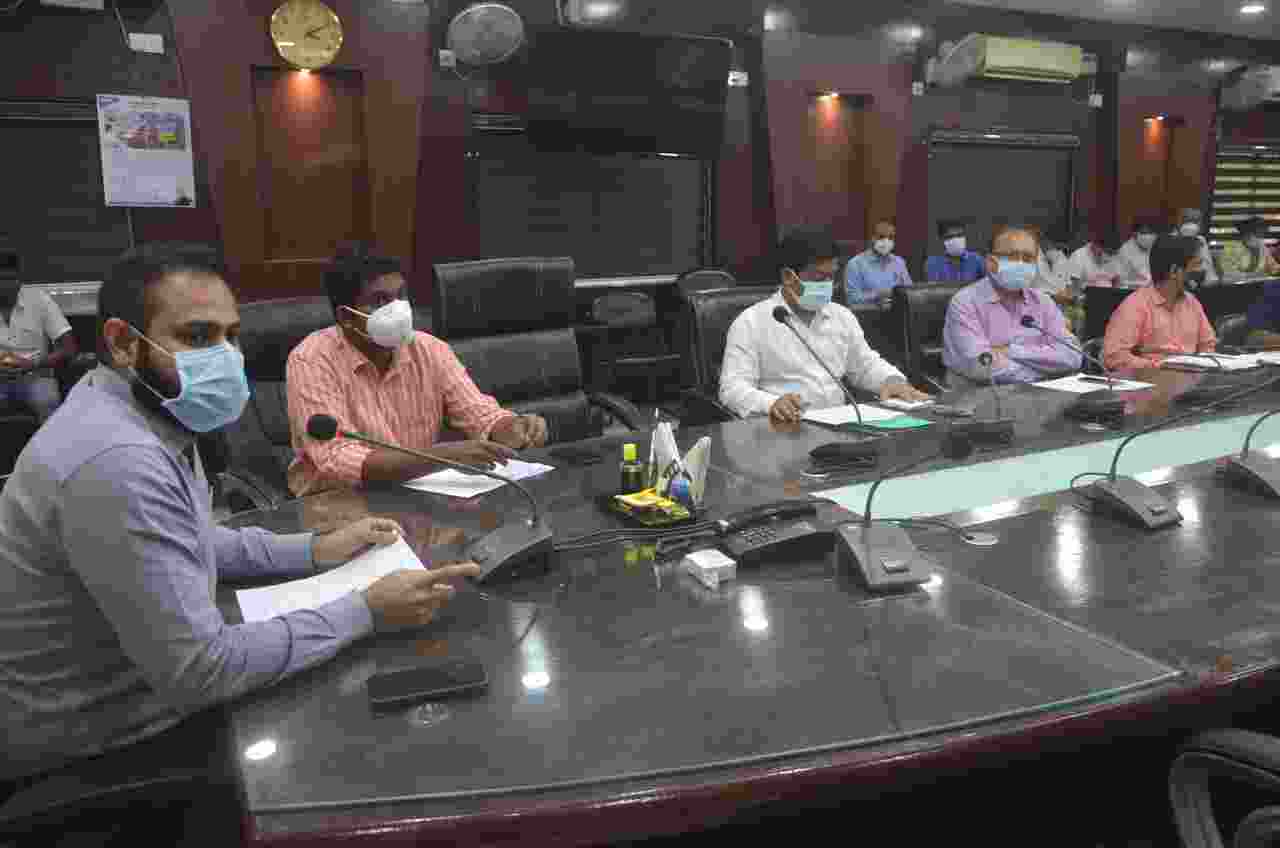 टीकाकरण के लिए अधिक से अधिक लोगों को करें प्रेरित-कलेक्टरवैक्सीनेशन के संबंध में ली अधिकारियों की बैठक