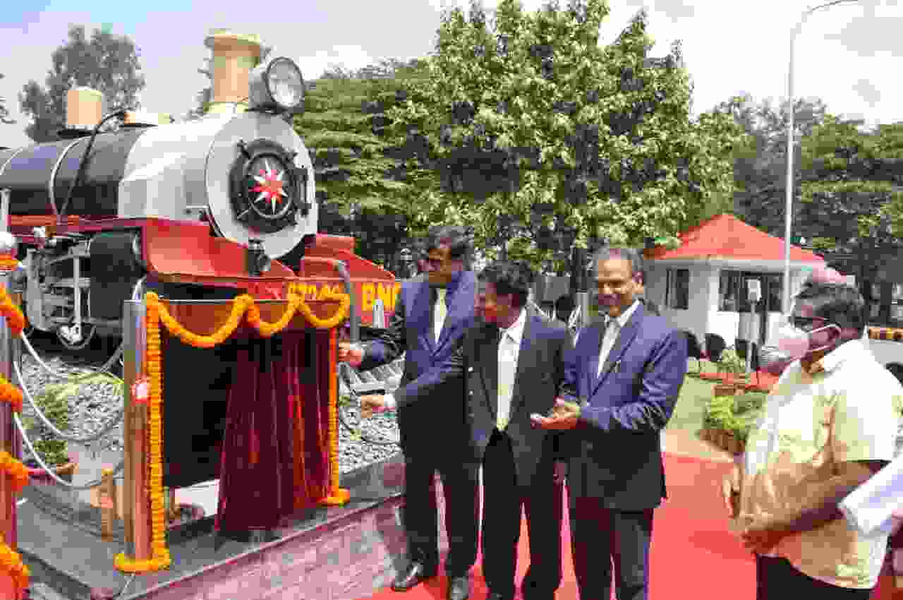 एसईसीआर मुख्यालय बिलासपुर परिसर में 114 साल पुरानी छोटी रेल लाइन स्टीम इंजन का अनावरण किया गया