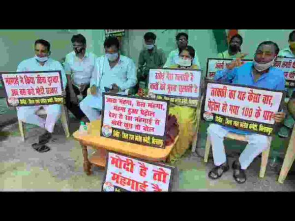 मोदी की जनविरोधी नीतियों को लेकर  डॉ रश्मि आशीष सिंह,प्रमोद नायक एवं अरुण चौहान ने धरना दिया