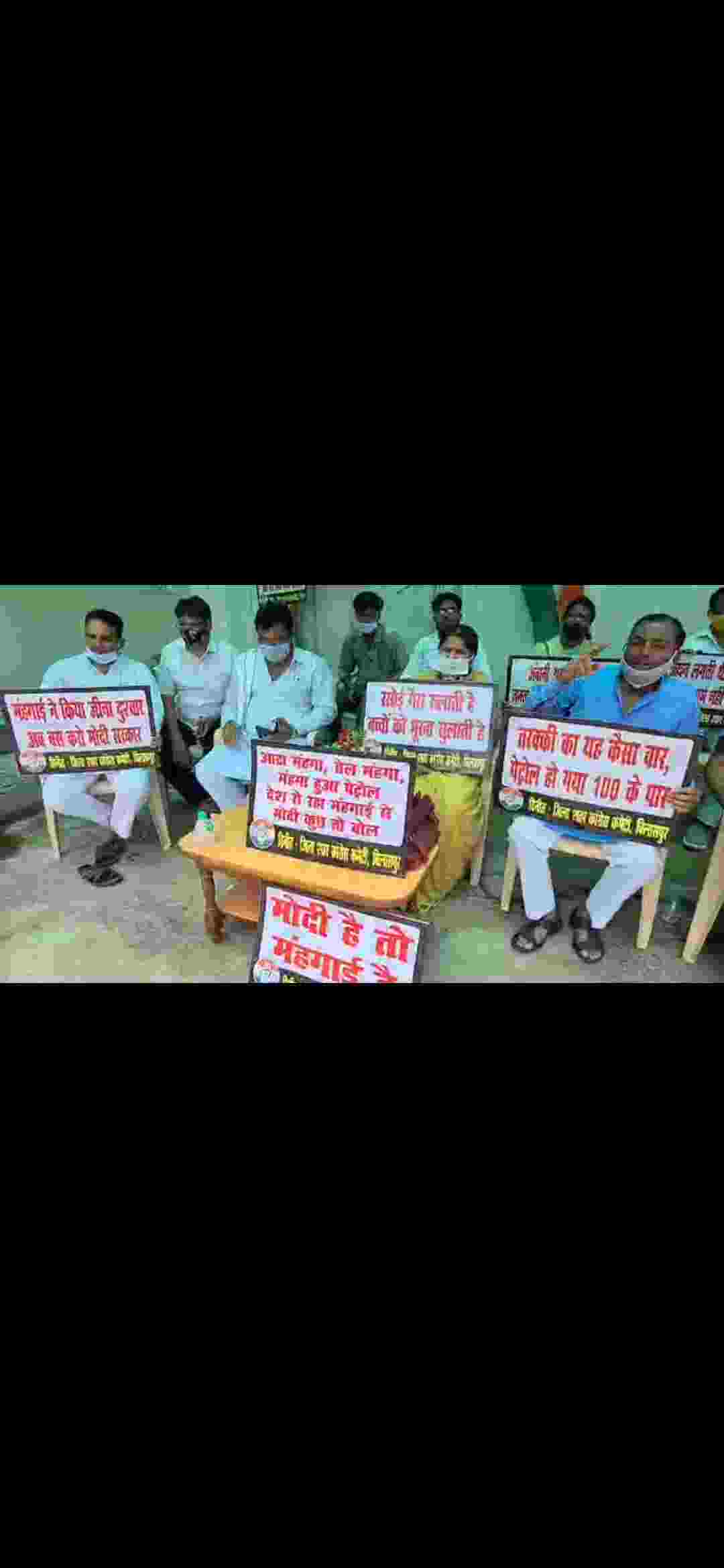 मोदी की जनविरोधी नीतियों को लेकर  डॉ रश्मि आशीष सिंह,प्रमोद नायक एवं अरुण चौहान ने धरना दिया