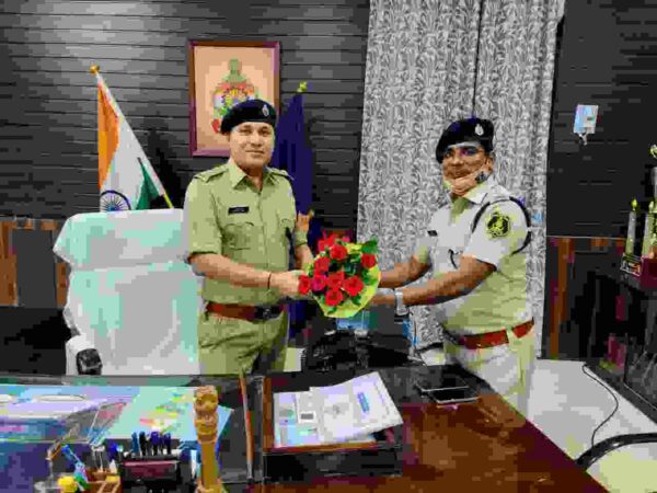 एसपी अभिषेक मीणा ने लिया जिला पुलिस का प्रभार,संतोष कुमार सिंह हुए कार्यमुक्त