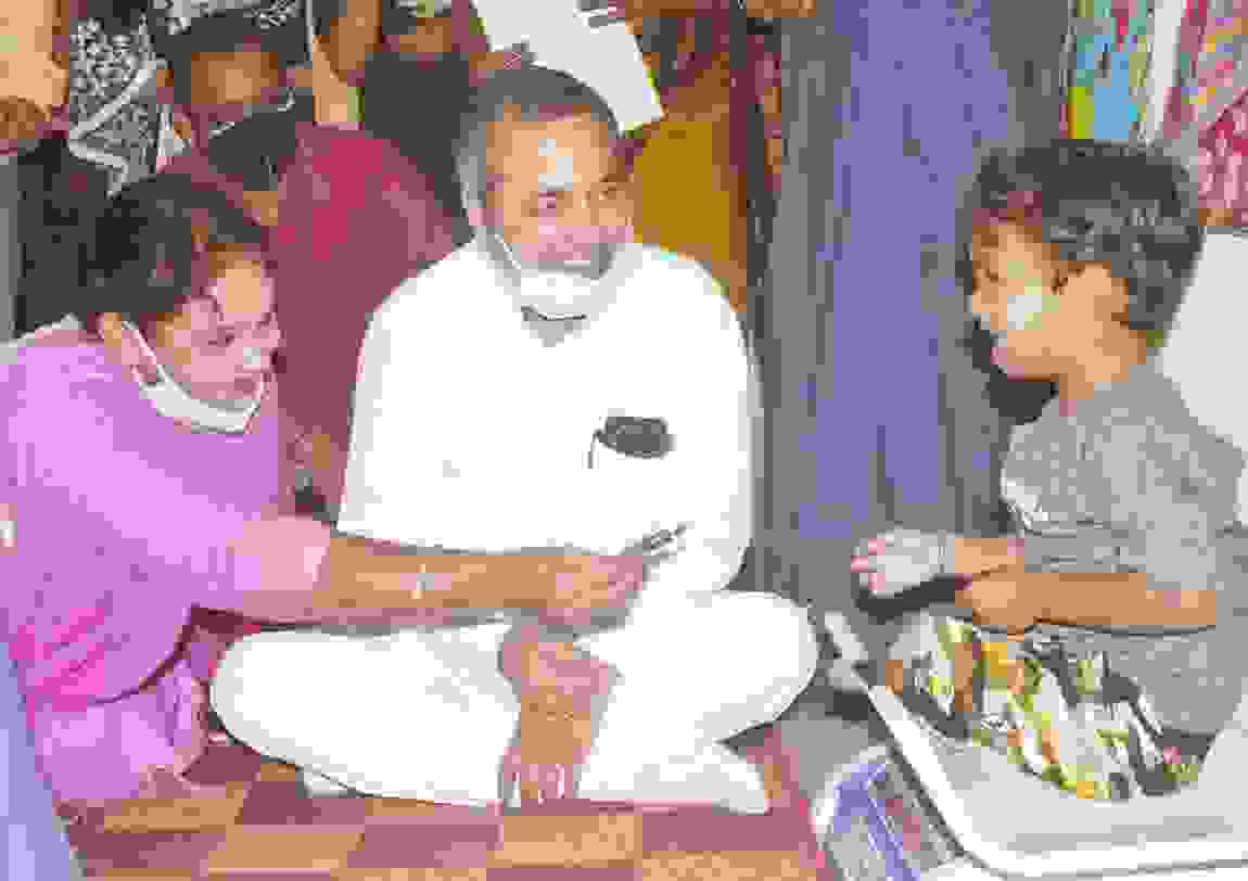 वजन त्यौहार कार्यक्रम में आंगनबाड़ी केंद्र पहुंचे नगर विधायक शैलेष पांडेय