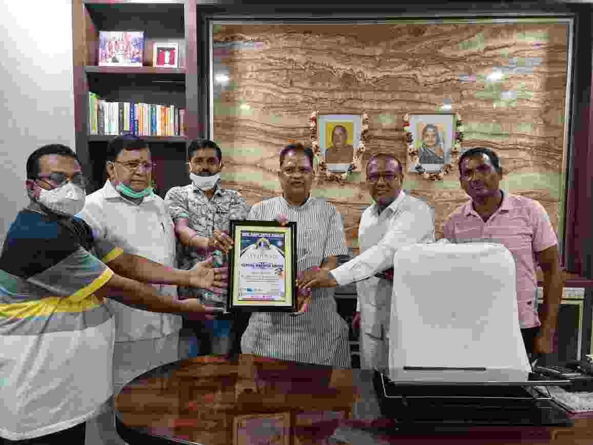 पूर्व मंत्री अमर अग्रवाल को “बाबा साहेब फाल्के” पुरस्कार प्रमाण पत्र से नवाजा गया