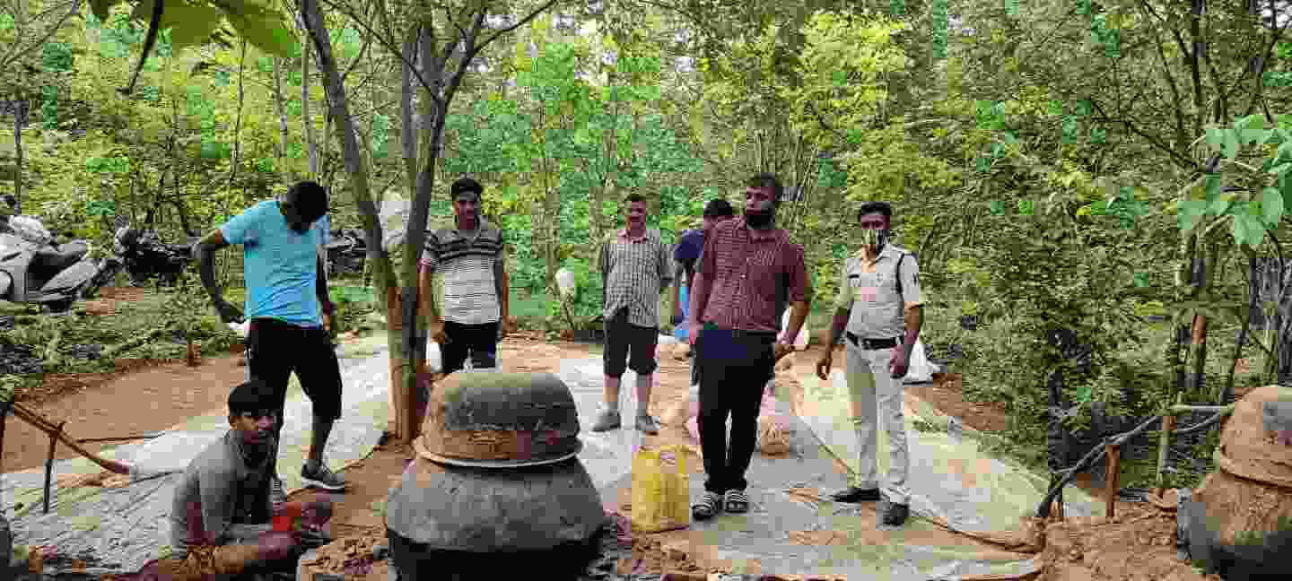 560 लीटर महुआ शराब के साथ आरोपी गिरफ्तार, नवापारा थीपा के जंगल में सारंगढ़ पुलिस की बड़ी कार्रवाई