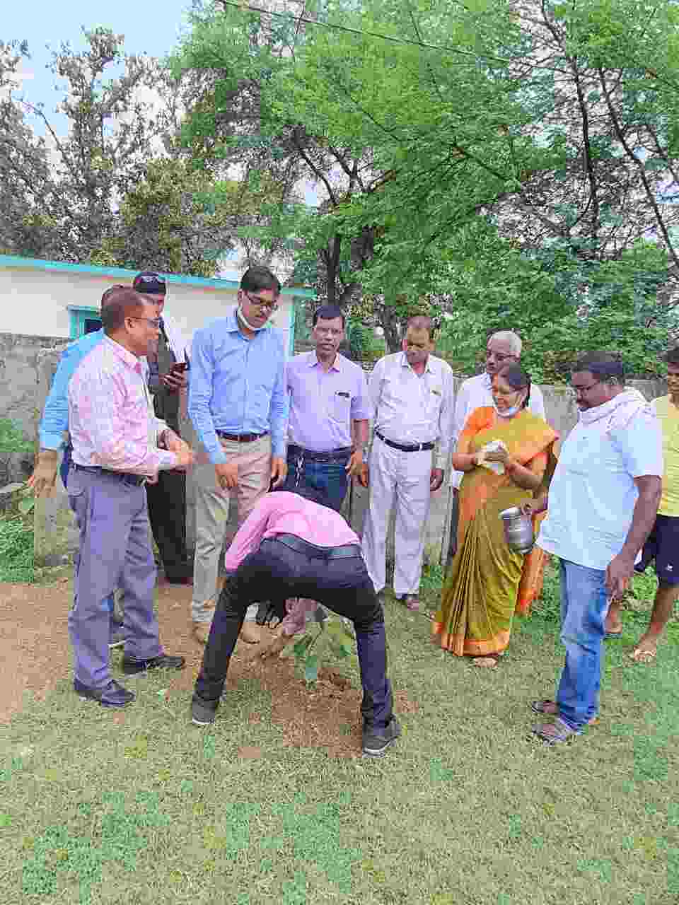 सेवानिवृत्ति पर विदाई वृक्षारोपण भी किया गया