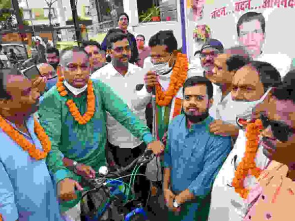 सायकल रैली में मोहन मरकाम हुए शामिल,पेट्रोलियम मूल्य वृद्धि का किया विरोध, श्याम कश्यप एवं वरिष्ठ कांग्रेसी,युवा कार्यकर्ताओं के नेतृत्व में  मरकाम का जोरदार स्वागत
