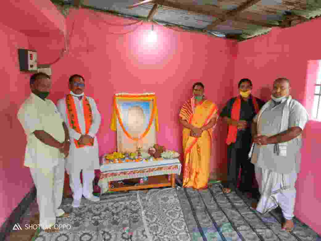 स्व. संतोष सतपथी के परिजनों से मिलने पहुँचे भाजपा प्रदेशाध्यक्ष विष्णु देव साय एवं सांसद गोमती साय