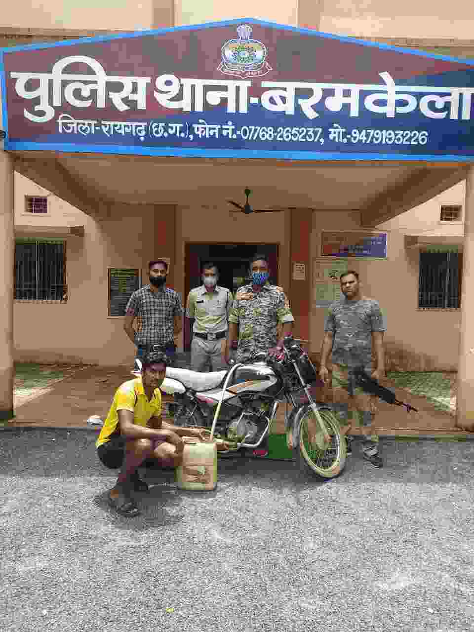 बाइक के पेट्रोल टंकी में शराब भरकर अवैध तस्करी, बरमकेला पुलिस के हाथ आया आरोपी