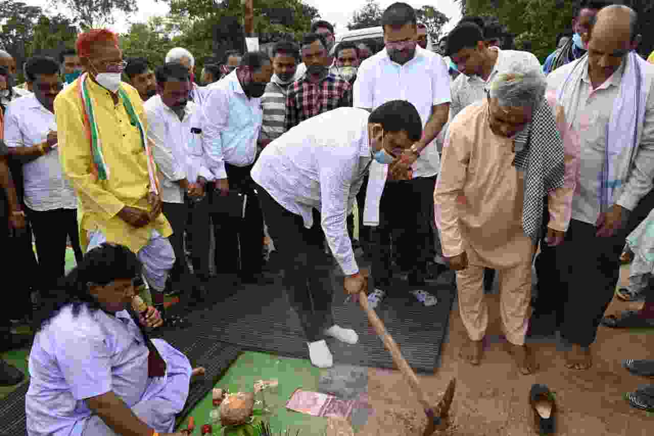 विधायक प्रकाश नायक ने 6 करोड़ 29 लाख रुपये एप्रोच रोड़ निर्माण कार्य का किया भूमिपूजनसूरजगढ़ पुल परसरामपुर से पड़ीगॉव तक होगा सड़क निर्माण कार्य