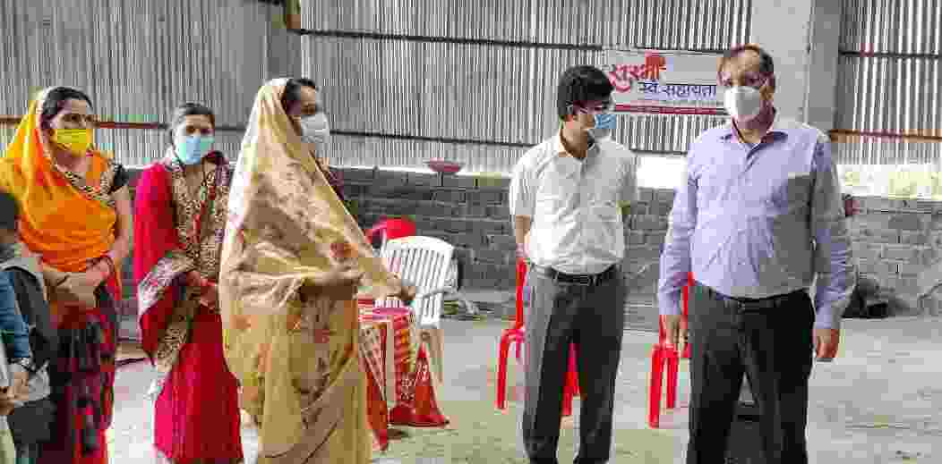 गोड़म की सुरभि महिला समूह का बढ़ा कारोबार, लगाई 23 लाख की प्रिंटिंग मशीनकलेक्टर ने लिया जायजा