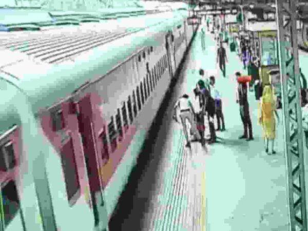 महिला आरपीएफ सिपाही बिलासपुर की तत्परता से बचाई गई बुजुर्ग महिला यात्री की जान