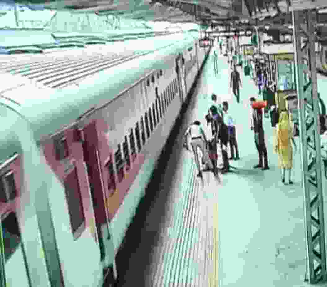 महिला आरपीएफ सिपाही बिलासपुर की तत्परता से बचाई गई बुजुर्ग महिला यात्री की जान