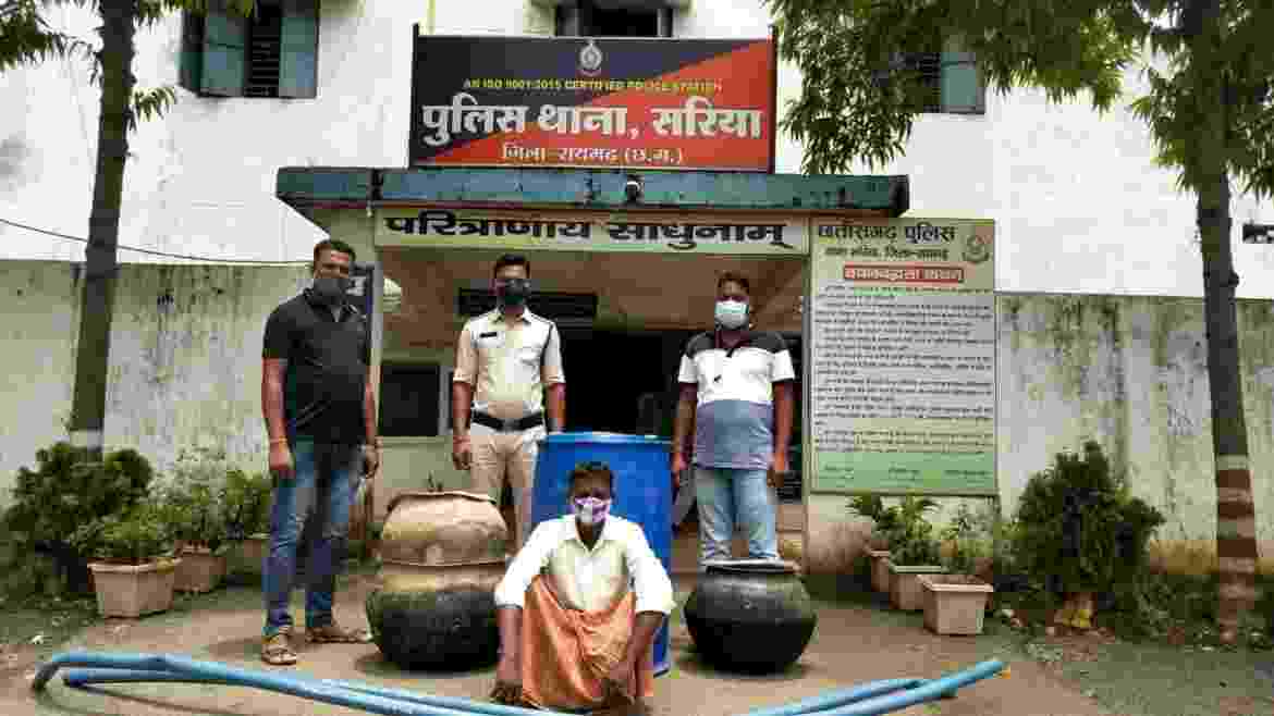 सरिया पुलिस की रेड, दो सौ लीटर महुआ शराब और 250 किलो महुआ पास का नष्टीकरण