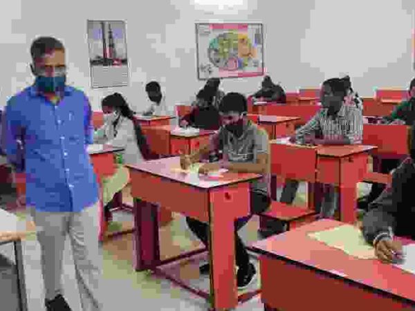 संकल्प में कक्षा ११ वीं में प्रवेश हेतु परीक्षा सम्पन्न, ज़िला शिक्षा अधिकारी ने किया निरीक्षण