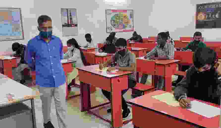संकल्प में कक्षा ११ वीं में प्रवेश हेतु परीक्षा सम्पन्न, ज़िला शिक्षा अधिकारी ने किया निरीक्षण