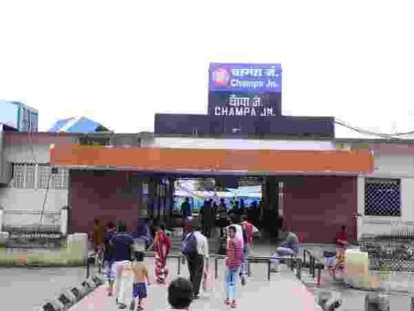 आत्महत्या करने रेलपांत पर खड़ी युवती की आरपीएफ चाम्पा ने बचाई जान परिजनों को सुपुर्द कर मानवता दिखाई