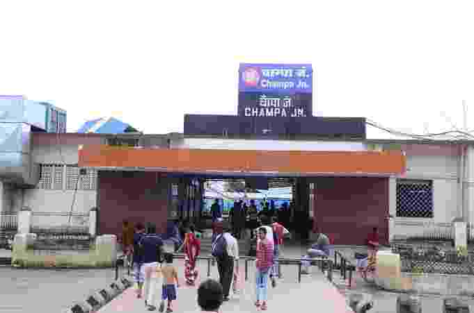 आत्महत्या करने रेलपांत पर खड़ी युवती की आरपीएफ चाम्पा ने बचाई जान परिजनों को सुपुर्द कर मानवता दिखाई