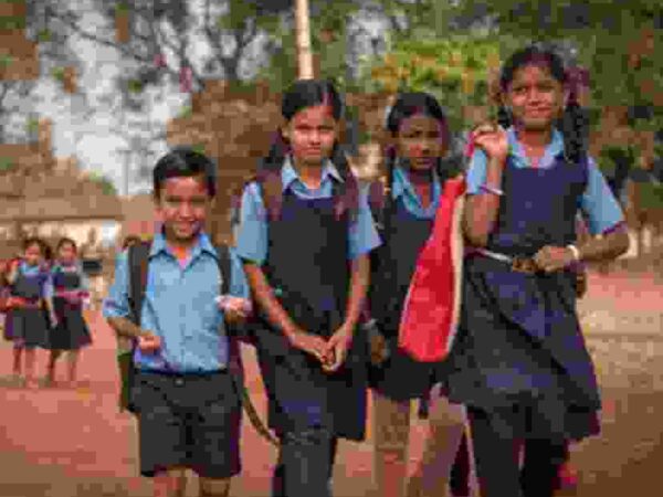 लम्बी अवधि बाद आज से बच्चों के लिए खुल गये स्कूल, कोविड गाइडलाइन का पालन करने के निर्देश