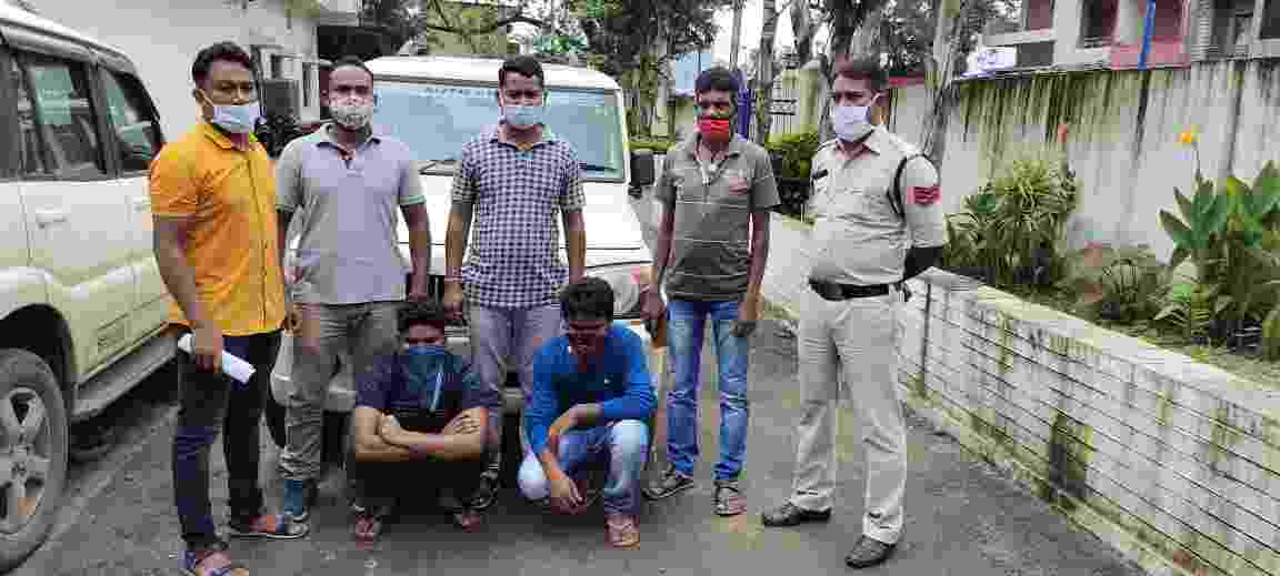 घरघोड़ा पुलिस के पकड़ में आया अनाचार का आरोपी प्रकाश एक्का व उसका साथी मदन चौहान