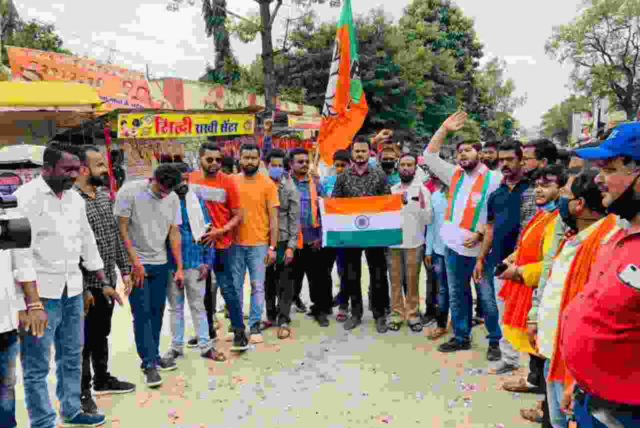 भाजयुमो ने मनाया गौरव दिवस,बाँटी मिठाईया,फोडे़ पटाखेश्रीराम मंदिर निर्माण भूमिपूजन,धारा 370 हटाने की वर्षगाँठ और ओलंपिक में भारतीय हाॅकी टीम के कांस्य पदक जीतने पर मनायी खुशियाँ