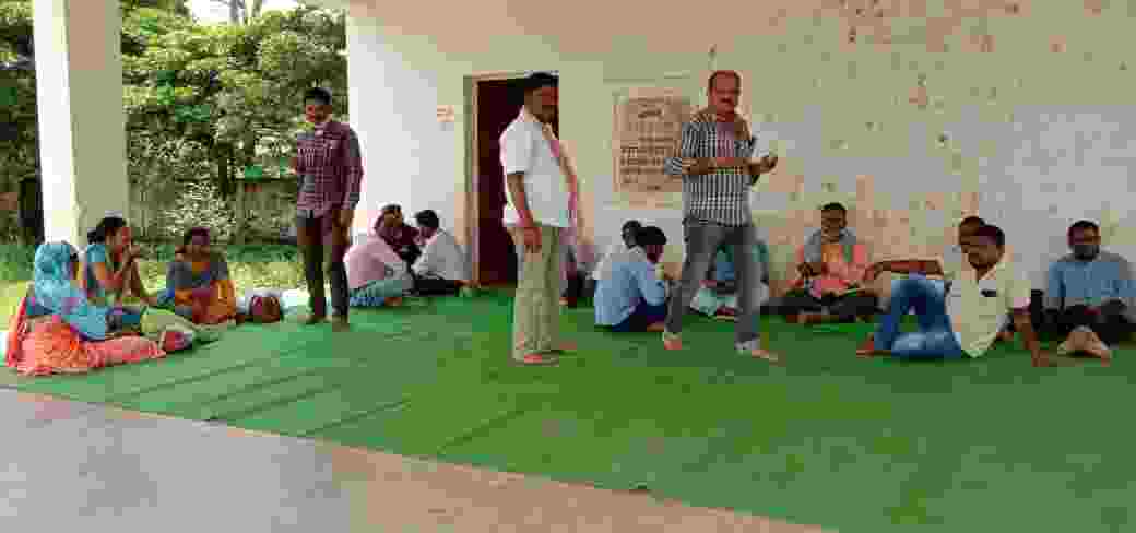 जनपद सदस्य के पति द्वारा पत्नी के पद का दुरुपयोग करते पंचायत सचिव से कि मारपीट