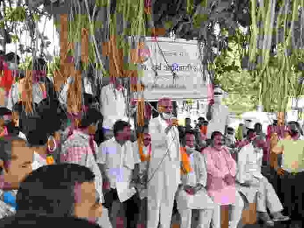 प्लांट और प्रदेश सरकार की दमनकारी नीतियों के विरोध में आदिवासी सड़क पर