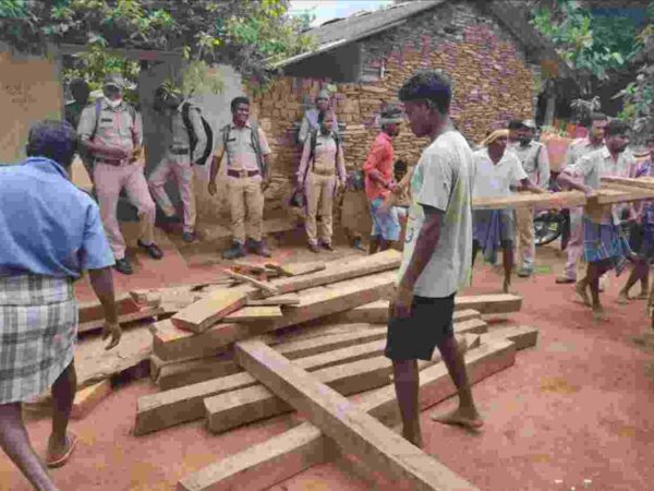 लम्बे अन्तराल के बाद वन कर्मियों ने लाखों रुपयों की इमारती लकड़ी हाथ चिरान जप्त की