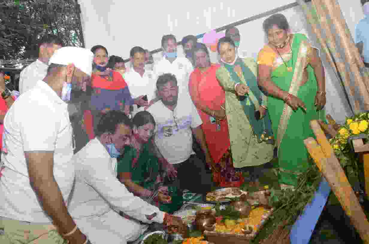 हरेली तिहार पर संसदीय सचिव और महापौर ने परंपरा के अनुसार की पूजा