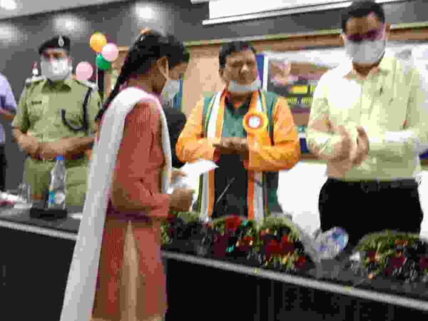 विश्व आदिवासी दिवस के अवसर पर संकल्प के चार विद्यार्थी हुए पुरस्कृत