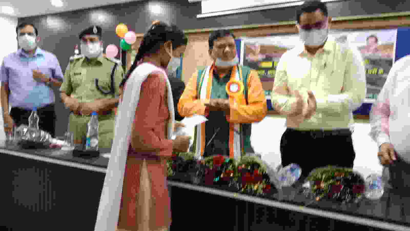 विश्व आदिवासी दिवस के अवसर पर संकल्प के चार विद्यार्थी हुए पुरस्कृत