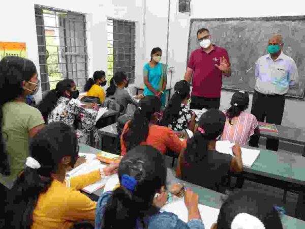 कलेक्टर ने पुसौर अंग्रेजी मीडियम स्कूल का किया निरीक्षण, बच्चों को दिए सफलता के टिप्स