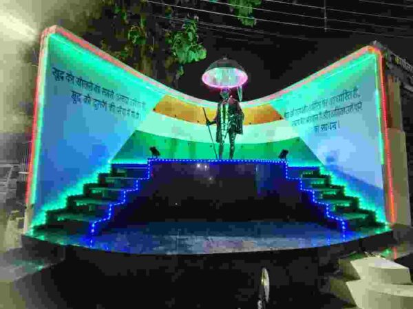 महापौर ने किया महात्मा गांधी प्रतिमा का अनावरण