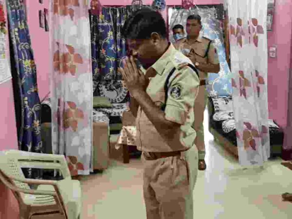 नक्सल घटना में शहीद जवानों के परिजनों से मिलकर अधिकारियों ने जाना हालचालशहीदों को नम आंखों से दी श्रद्धांजलि