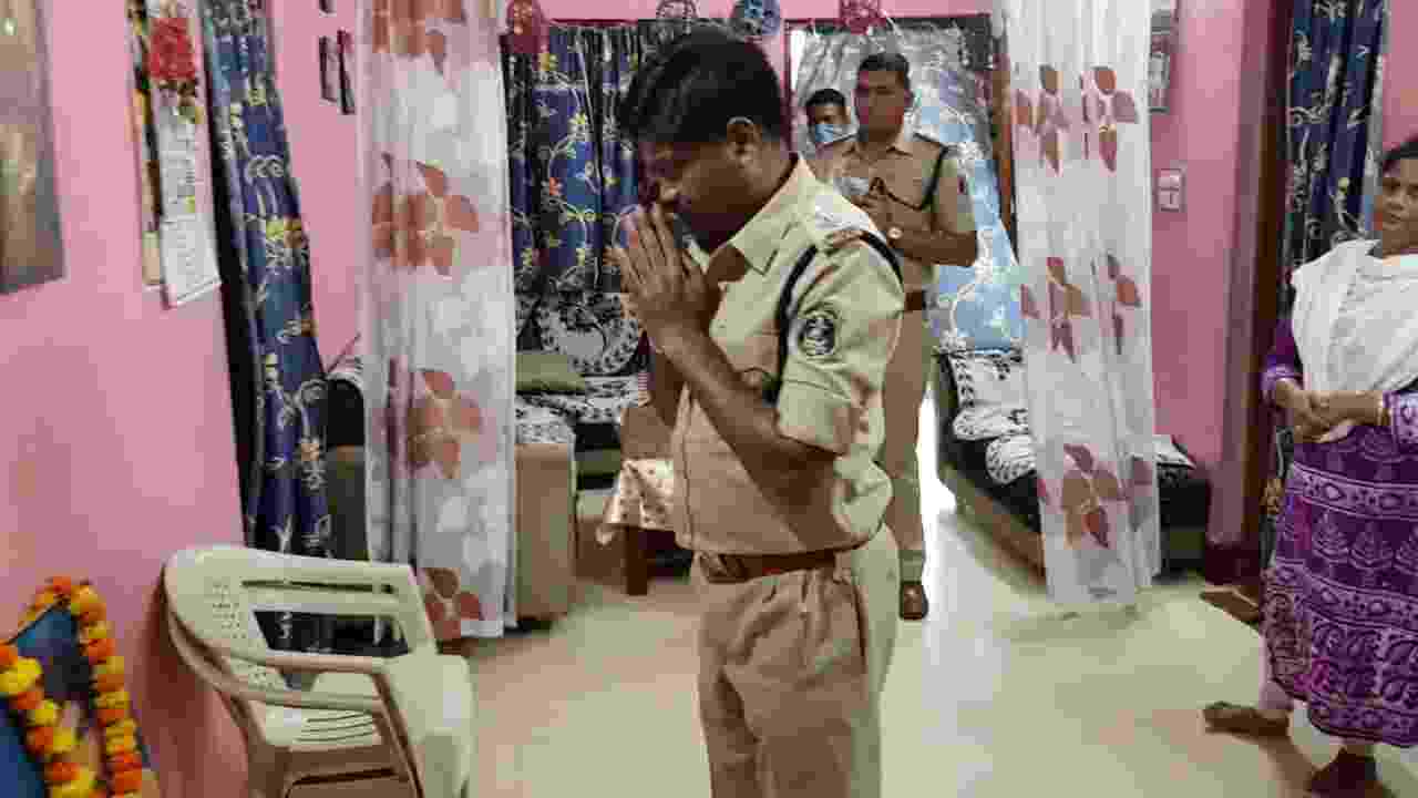 नक्सल घटना में शहीद जवानों के परिजनों से मिलकर अधिकारियों ने जाना हालचालशहीदों को नम आंखों से दी श्रद्धांजलि