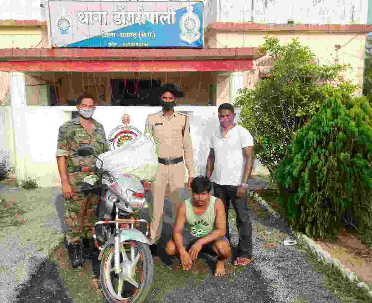 बड़े गांजा तस्कर पुलिस पकड़ से बाहर,  छोटे 5-10 किलो वाले गिरफ्त में, झाल बेरियर के पास पकड़ा गया