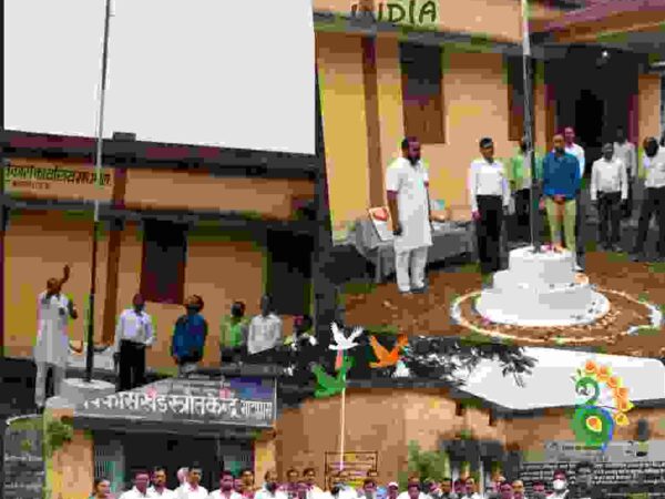 सुरेंद्र यदु ने बीईओ कार्यालय में किया ध्वजारोहण