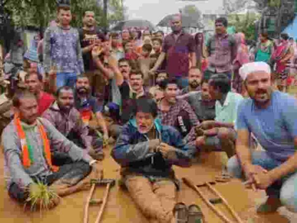 निगम के निकम्मेपन से रोड बना खेतजनता के हित में नही ,ठेकेदारों के हित में निगम कर रहा है कामकांग्रेस नेताओं के निष्क्रियता से शहर की जनता त्रस्त